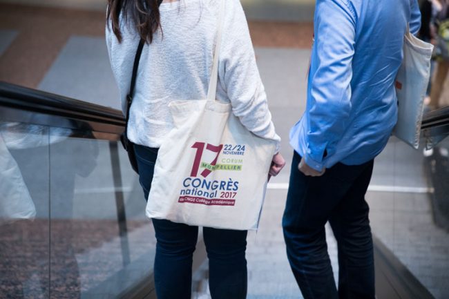 médecins descendant les marches du palais des congrès