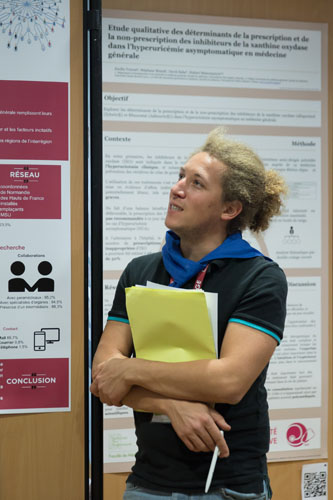 jeune interne regardant un panneau poster